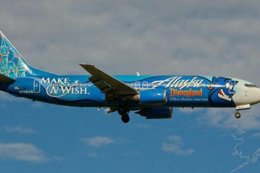 Alaska Airlines recurre al genio de Aladdin para promocional Disneyland. 