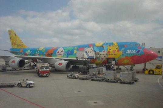 ANA también se sumó al color, con este avión dedicado a Pokemon. 