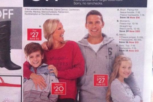 Este grandísimo desastre de photoshop de un catálogo en Australia nos recuerda a la escurridiza mano de La Familia Adams. 