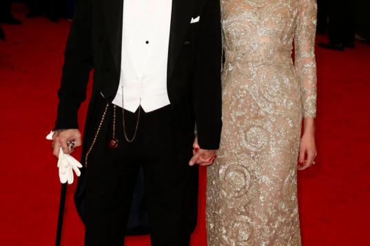 En la gala del Met en mayo de 2014 con su prometida, Amber Heard
