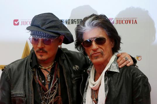 Johnny Depp y el guitarrista de Aerosmith Joe Perry en Tokio, Japón, en noviembre de 2016.