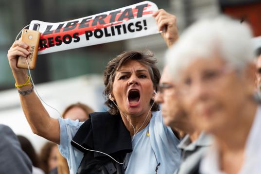Una mujer con un cartel en el que pide libertad para los políticos presos