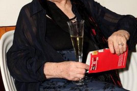Nombre de nacimiento: Doris May Tayler

Fecha y lugar de nacimiento y muerte: Kermanshah (Irán), 22 de octubre de 1919 − Londres (Reino Unido), 17 de noviembre de 2013.

Premio Nobel en: 2007

Obras cumbre: Canta la hierba (1950), El cuaderno...