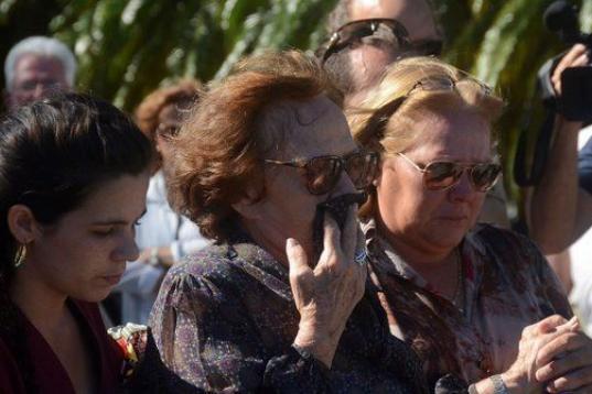 La viuda de  Aleida March  (centro) llora la muerte de Fidel Castro