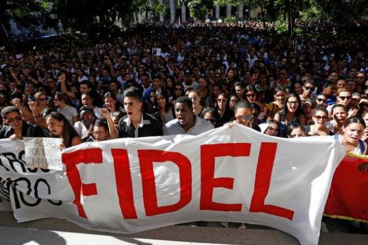 Cientos de cubanos despiden a Castro