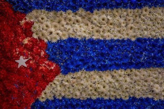 Una bandera de Cuba hecha con flores por la muerte del líder cubano Fidel Castro en la sede de la embajada de Cuba