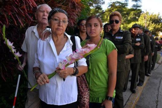 Un grupo de personas hacen fila para rendir tributo al exgobernante cubano Fidel Castro
