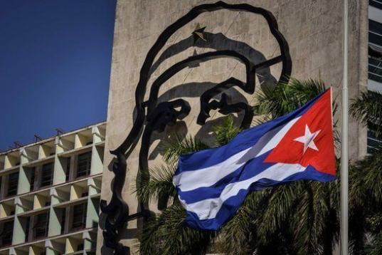 Las banderas a media asta en Cuba por la muerte de Fidel Castro.