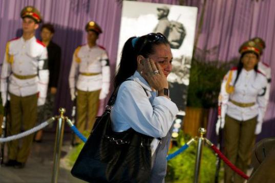 Una mujer llora en La Habana la muerte de Fidel Castro