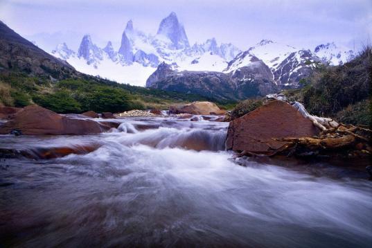 Desde 1937 el Parque Nacional Los Glaciares guarda en su interior montañas andinas, glaciares, lagos helados y otras formaciones que han hecho que fuese declarado Patrimonio Mundial en 1981.

Un poco de información adicional de parte de Patiki...