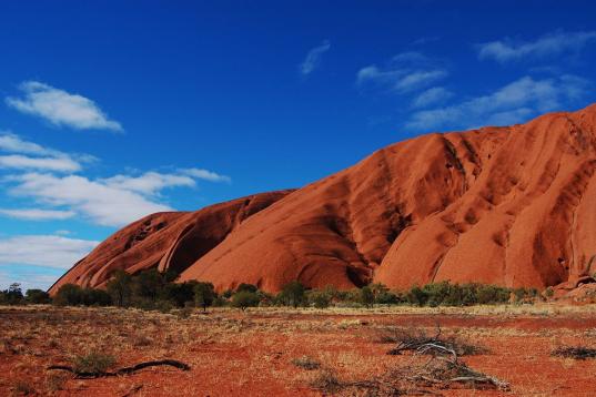 Este parque del norte de Australia guarda un tesoro en su interior: la formación rocosa Uluru, que da nombre al parque. Es uno de los monolitos más grandes del mundo y para los aborígenes de la zona es un lugar muy, muy sagrado. Muchos lo lla...