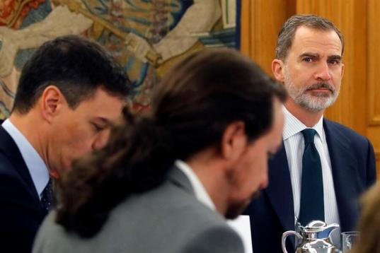 El rey preside este martes en el Palacio de la Zarzuela el primer Consejo de Ministros con Pedro Sánchez de presidente.
