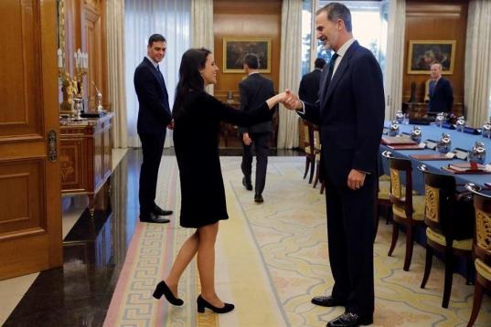El rey Felipe VI recibe a la ministra de Igualdad, Irene Montero, a su llegada al Palacio de la Zarzuela.
