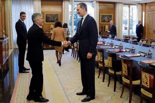 El rey Felipe VI recibe al ministro del Interior, Fernando Grande-Marlaska (i).