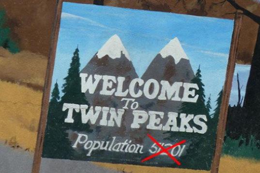 El número que aparece en el cartel no se corresponde con la verdadera población de Twin Peaks. Se suponía que la población era de 5.120 personas frente a los 51.201 del cartel, pero el canal ABC argumentó que los estadounidenses no verían ...