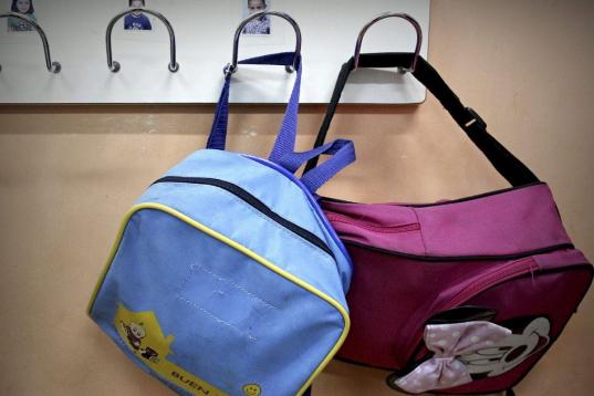 Dos mochilas escolares en una de las aulas del Colegio público Palacio Valdés de Madrid, a primera hora de la mañana.