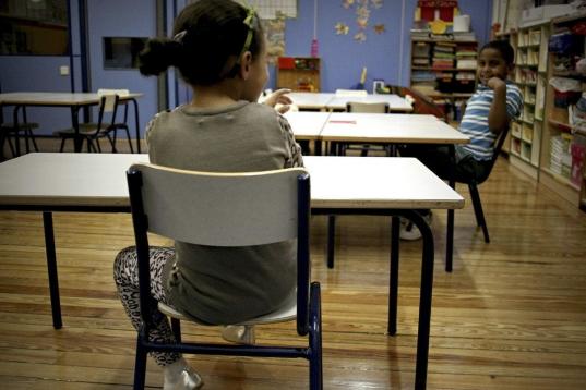 Dos niños, en una de las aulas del Colegio público Palacio Valdés de Madrid, a primera hora de la mañana. 