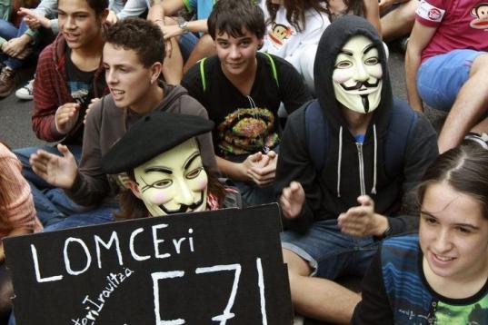 Estudiantes hacen una sentada protesta en Bilbao contra la nueva ley de educación.