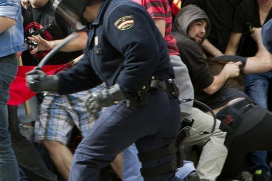 Los antidisturbios cargan contra manifestantes en Zaragoza que trataban de desviar la manifestación hacia una comisaría donde permanecían detenidos dos integrantes de un piquete informativo. 