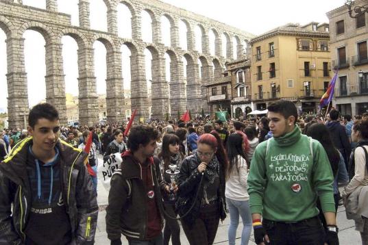 Protesta por la educación junto al acueducto, en Segovia. 