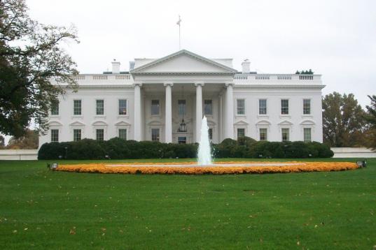 Esta es fácil: El ala oeste de la Casa Blanca, una serie protagonizada por Martin Sheen donde da vida al presidente de los Estados Unidos. Gran parte de la producción está ambientada en el Despacho Oval de La Casa Blanca.  Se trata de la resi...