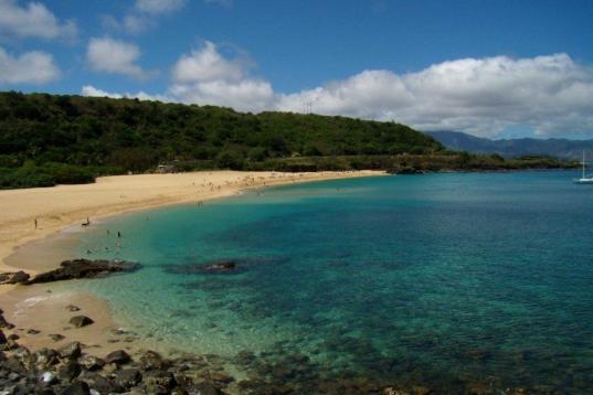Aunque la mayor parte del tiempo los protagonistas de esta serie están en las playas de la isla Oahu, también es cierto que la serie tiene localizaciones en otras partes de Hawaii. Hablamos de “Perdidos”, la serie que más adeptos consigui...