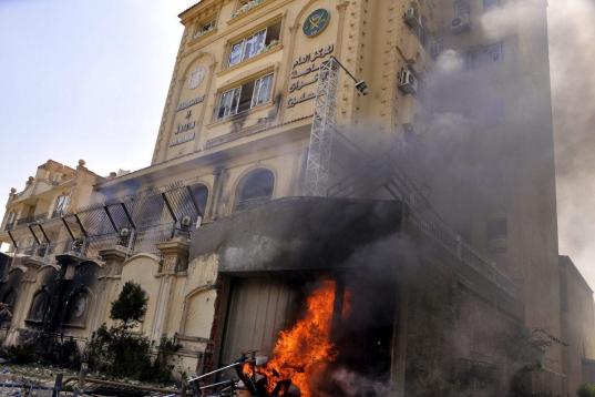 La sede de los Hermanos Musulmanes en El Cairo aún arde hoy después del asalto de ayer por opositores al régimen egipcio.