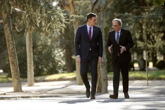 Pedro Sánchez y Quim Torra caminan por los jardines de La Moncloa.