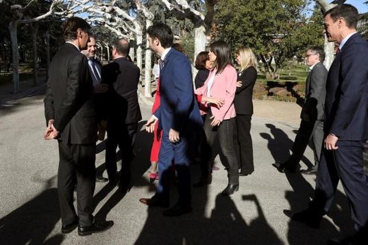 Las delegaciones de Generalitat y Moncloa se encuentran en los jardines de la sede del Gobierno central.