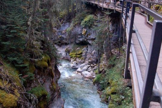 El Parque Nacional de Banff (Alberta, Canadá), es una de las reservas naturales más importantes de Norteamérica.  Además de los numerosos glaciares, bosques y lagos,  Banff tiene dentro una ruta que recorre en paralelo el cañón de Johnston...