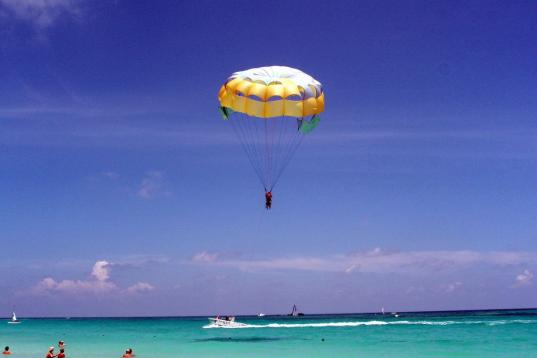 Además de contar con algunas de las playas más increíbles del mundo, Punta Cana (http://www.minube.com/rincon/excursion-de-paracaidismo-acuatico-a94664) (República Dominicana (http://www.minube.com/viajes/republica_dominicana)) es un paraís...