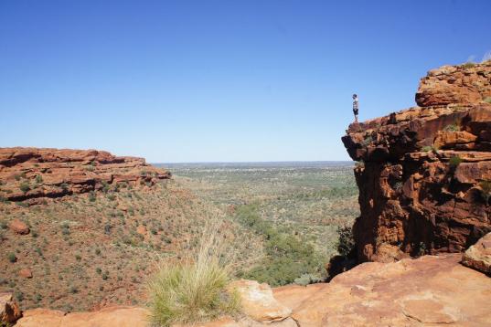 Dentro del Parque Nacional Watarrka, al norte de Australia, se encuentra el Kings Canyon, un cañón esculpido por el paso del río dentro del Desierto Rojo Australiano. Las vistas desde lo alto de los diferentes desfiladeros son increíbles.
Y,...