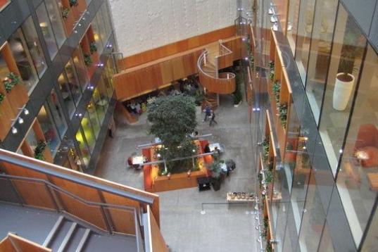 Aunque el edificio, ubicado en Grand Canal Square, es obra del arquitecto Daniel Libeskind, el diseño de su interior lleva el sello de Frank Gehry. Con una superficie de más de 11.000 metros cuadrados, alberga a unos mil empleados de 68 nacion...