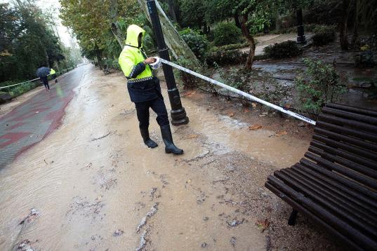 La Policía Local de Castellón, cerrando parques por la lluvia.
