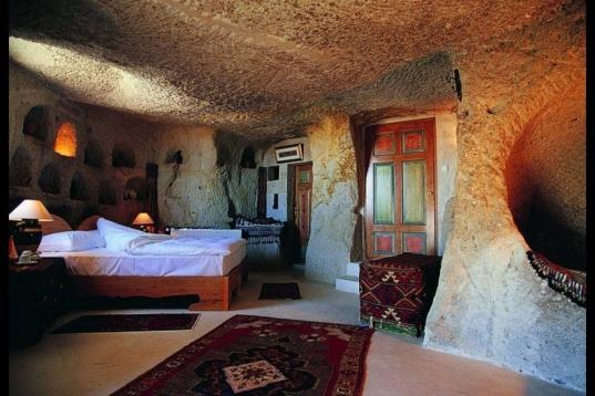 Los toques históricos de la habitación, como una rueca de hace 80 años o un horno de piedra, redondean la decoración de las habitaciones de esta hotel situado en la Cappadocia (Turquía).
