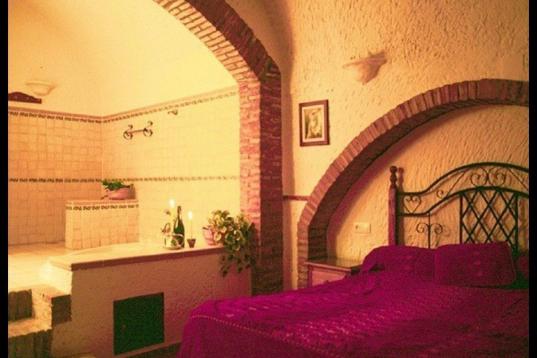 Cuenta con 23 habitaciones construidas en cuevas. Este complejo de Guadix (Granada), ha estado habitado desde el siglo XV cuando los moros se refugiaron en él.