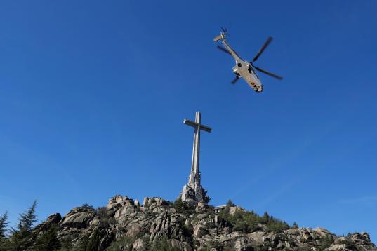 El helicóptero traslada los restos de Franco desde el Valle de los Caídos hasta Mingorrubio.