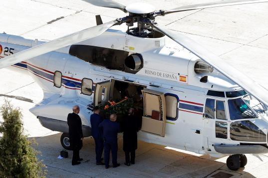 Los restos de Franco entrando en el helicóptero que los trasladará a Mingorrubio.