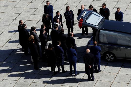 Familiares de Franco alrededor del coche fúnebre con los restos del dictador.