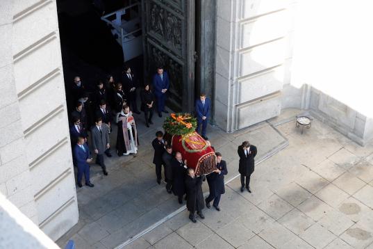 Salida del ataúd de Franco a hombros de sus familiares en el Valle de los Caídos.