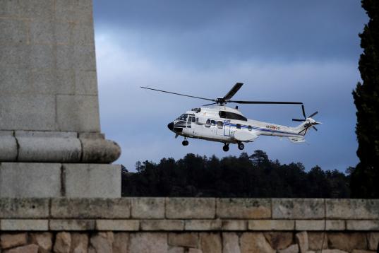  El helicóptero que transportará el féretro con los restos mortales de Francisco Franco hasta el cementerio de El Pardo-Mingorrubio, un Super Puma del Ejército del Aire, a su llegada al Valle de los Caídos.