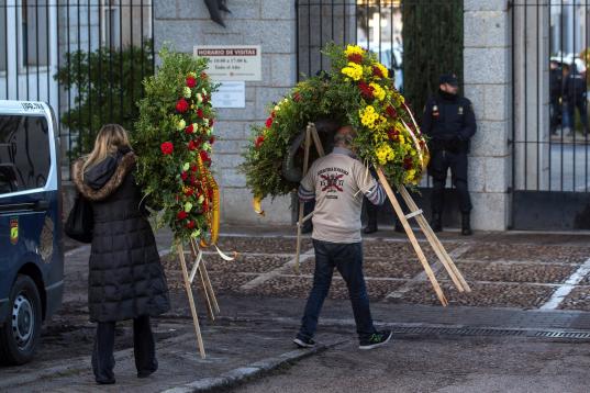 Coronas florales llegan al Valle de los Caídos.
