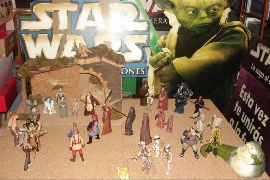 Ami Gainsbourg:Yoda anuncia la llegada del que traerá  el equilibrio a la Fuerza. Los Jedis vienen a traerle un sable láser y los pequeños androides vienen a adorarle...