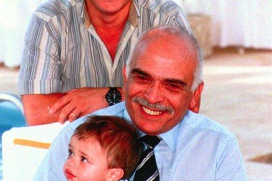 Todos los monarcas y herederos recientes del reino de Jordania: el abuelo, Hussein I, con su nieto tocayo en brazos, y el padre del niño, el actual rey Abdallá II.