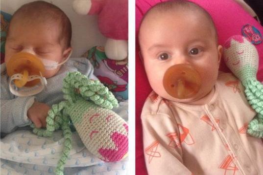 "Izquierda: en julio, cuando nació a las 32 semanas de embarazo. Derecha: ayer, con su peluche del hospital".
