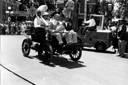 17 de julio de 1955. Abre sus puertas Disneyland en Anaheim (California), el primer parque temático de la compañía.
