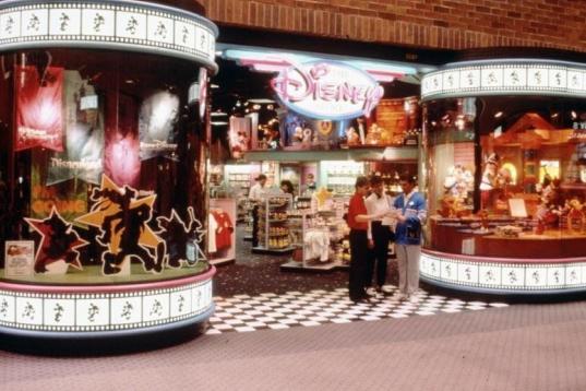 28 de marzo de 1987. Abre la primera tienda Disney en Glendale, California.