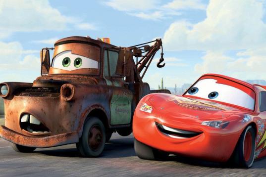 'Cars' (2006), producida por Pixar, dirigida y co-escrita por John Lasseter y distribuida por Walt Disney Pictures.