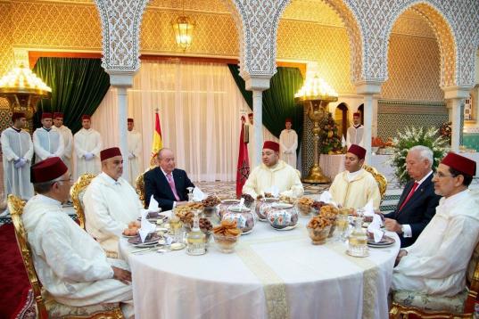 Los monarcas de España y Marruecos, junto con el ministro de Asuntos Exteriores, José Manuel García-Margallo, en una comida oficial.