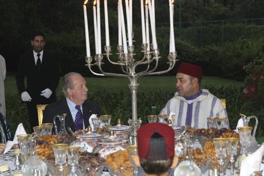 Don Juan Carlos y Mohamed VI durante una de las cenas oficiales.